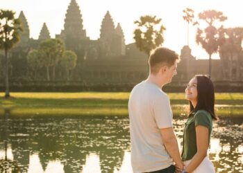 ក្រឡេកមើលស្ទីល ម៉ូនីកា អ្នកល្បីលើ Tiktok ជាមួយស្វាមីជនជាតិអាឡឺម៉ង់នៅមុខអង្គរស្អាតៗគួរឲ្យគយគន់