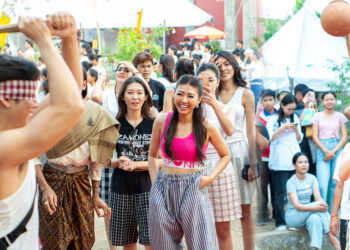 សិល្បករខ្មែរ តែងខ្លួនស្អាតៗ ចូលរួមលេងកម្សាន្តអបអរបុណ្យចូលឆ្នាំថ្មីនៅសាលាមធ្យមសិក្សាវិចិត្រសិល្បៈ