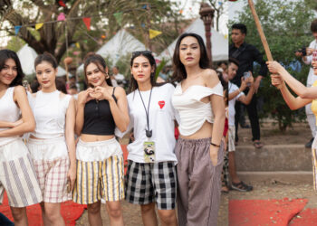 មើលស្ទីល សិល្បករខ្មែរនាំគ្នាស្លៀកខោអាវក្រម៉ា លេងល្បែងប្រជាប្រិយខ្មែរ