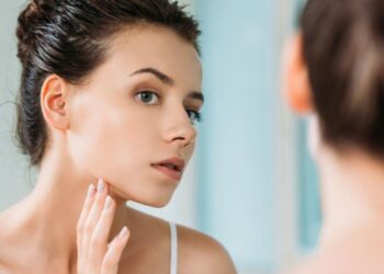 តើអ្នកដឹងទេ? បញ្ហាទាំងនេះ… ក៏ជាចំណែកធ្វើឱ្យស្បែកអ្នកស្ងួតខ្លាំង និងរបក