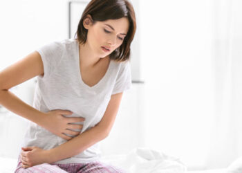 ឈឺក្រពះមិនមែនជារឿងលេងសើច! បើស្រឡាញ់សុខភាពក្រពះ… សូមកុំបរិភោគអាហារប៉ុន្មានប្រភេទនេះ