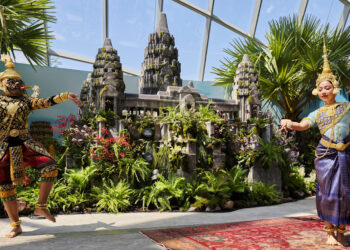 រូបចម្លាក់ ប្រាសាទបុរាណ និង វប្បធម៌ដ៏ល្អផូរផង់របស់កម្ពុជា លេចមុខលេចមាត់ នៅ Gardens by the Bay ប្រទេសសិង្ហបុរី