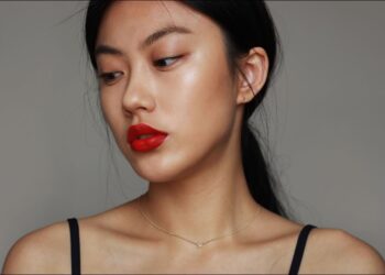 បបូរមាត់ក្រហម មិនត្រឹមបង្ហាញពីភាពសិចស៊ីប៉ុណ្ណោះទេ តែឆ្លុះបញ្ចាំងពីភាពជឿជាក់ អង់អាចក្លាហានរបស់ស្រ្តី