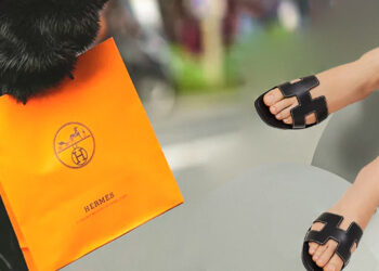 The Hermès Oran! ក្នុងឆ្នាំ 2024 នេះ គឺជាគម្របខួបទី 25ឆ្នាំនៃការលេចរូបរាងឡើងក្នុងវិស័យហ្វេសិន “ស្បែកជើង-Sandals”