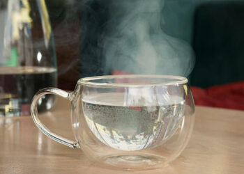 ញ៉ាំទឹកក្តៅឧណ្ណៗរាល់ថ្ងៃ… តើនឹងមានអ្វីកើតឡើងចំពោះរាងកាយ?