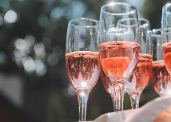 ស្រាសាំប៉ាញរ៉ូស (Champagne Rosé) សម្រាប់អាហារនាពេលរាត្រីដ៏រ៉ូមែនទិច