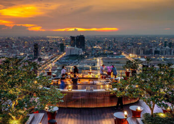 Sky Bar ទាំង ៤ ទីតាំងនៅភ្នំពេញ ល្អសម្រាប់គយគន់សម្រស់ទីក្រុង និង សាងភាពរ៉ូមែនទិចជាមួយដៃគូ
