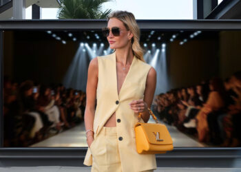 អាវកាក់ ជាមួយខោក្រណាត់ជើងវែង ស្តាយតែងខ្លួនថ្មីប្លែកមួយបែបសម្រាប់នារី