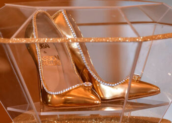 ស្បែកជើងនារី ធ្វើឡើងពីមាស និង ដាំត្បូងពេជ្របន្ថែម តម្លៃមួយគូ ចាប់ពី ១៥ លានដុល្លារឡើងទៅ