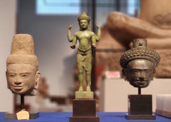 រូបចម្លាក់បុរាណខ្មែរដ៏កម្រនិងល្អឯកចំនួន១៤ បានមកដល់កម្ពុជាហើយ