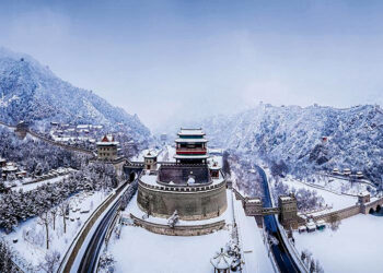ទេសភាពនៃមហាកំផែង “The Great Wall of China” នៅក្នុងរដូវរងា… គ្រប់ដណ្តប់ដោយព្រិលទឹកកក