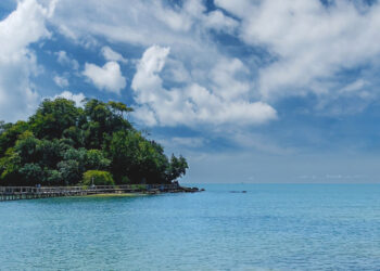 កោះសំពោច ឬកោះរាជបុត្រជាកោះតូចច្រឡឹង ប៉ុន្តែមានទេសភាពស្រស់ស្អាតមិនធម្មតា