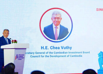 ប្រទេសសិង្ហបុរី គឺជាដៃគូពាណិជ្ជកម្ម និងវិនិយោគដ៏សំខាន់មួយរបស់កម្ពុជា ដោយបានបណ្តាក់ទុនវិនិយោគសរុបប្រមាណ ៤០០លានដុល្លារ