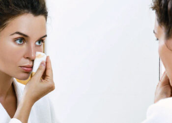 ទម្លាប់ចូលគេង ដោយមិនបានលាងសម្អាត Make up អាចបង្កបញ្ហាដល់ស្បែកមុខយ៉ាងខ្លាំង