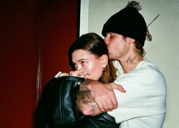 Justin និង Hailey Bieber ស្វាគមន៍ចំពោះកំណើតកូនដំបូងរបស់ខ្លួនពោរពេញដោយក្តីស្រឡាញ់