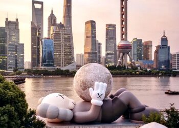 “KAWS:HOLIDAY” ចូលរួមប្រារព្ធពិធីបុណ្យ Mid-Autumn នៅក្នុងទីក្រុងសៀងហៃ