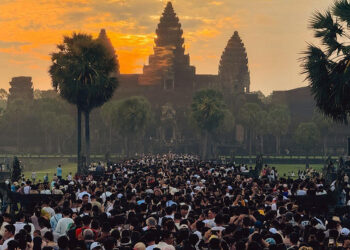 ភ្ញៀវទេសចរជាតិ និងអន្តរជាតិយ៉ាងច្រើនកុះករ បានទៅទស្សនាព្រះអាទិត្យរះចំកំពូលកណ្តាលប្រាសាទអង្គរវត្ត