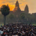 ភ្ញៀវទេសចរជាតិ និងអន្តរជាតិយ៉ាងច្រើនកុះករ បានទៅទស្សនាព្រះអាទិត្យរះចំកំពូលកណ្តាលប្រាសាទអង្គរវត្ត