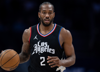 Kawhi Leonard នឹងអវត្តមានក្នុងការចាប់ផ្តើមរដូវកាលថ្មីដោយមិនកំណត់ដោយសារតែការរលាកជង្គង់ស្តាំ