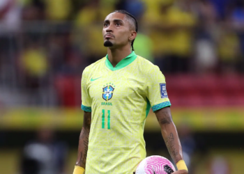 គ្រូបង្វឹកប្រេស៊ីលបាននិយាយថា Raphinha នឹងទទួលបានសិទ្ធិទាត់បាល់ការពិន័យប្រសិនបើមានក្នុងការលេងជាមួយអ៊ុយរូហ្គាយ