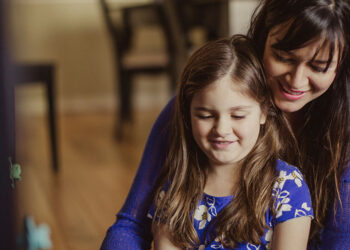 របៀបចិញ្ចឹមកូនស្រី ឱ្យក្លាយជាស្រ្តីរឹងមាំតាមរយៈ គោលការណ៍ទាំង 9 នេះ