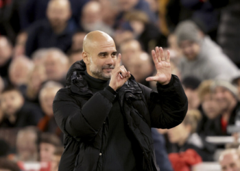 Guardiola ឆ្លើយតបទៅអ្នកគាំទ្រនៅ Anfield ថាលោកឈ្មះពាន Premier League ចំនួនប្រាំមួយជាមួយនឹងក្រុម Man City