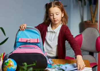 ប៉ាម៉ាក់ កុំទម្លាប់ឱ្យកូនតូច ស្ពាយកាបូបធ្ងន់ៗពេក