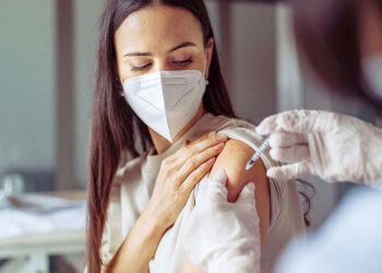 (Khmer) ការចាក់ថ្នាំបង្ការ ឬវ៉ាក់សាំង សម្រាប់មនុស្សពេញវ័យ