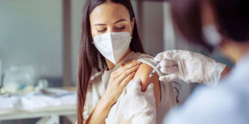 (Khmer) ការចាក់ថ្នាំបង្ការ ឬវ៉ាក់សាំង សម្រាប់មនុស្សពេញវ័យ