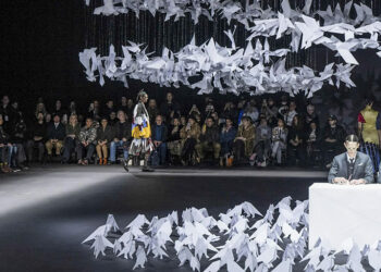 Collection “Thom Browne” 2025 ការរចនាបក្សីក្រដាសពណ៌សជាង 2,000 សន្លឹក បង្កប់ដោយសេចក្តីស្រឡាញ់ និងពន្លកនៃក្តីសង្ឃឹម