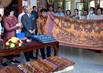 អង្គការគាំពារកុមារខ្មែរ បានប្រគល់ហូលពិតានបុរាណ៤០ផ្ទាំង ជូនក្រសួងវប្បធម៌ និងវិចិត្រសិល្បៈ សម្រាប់រក្សាទុកនៅសារមន្ទីរជាតិ