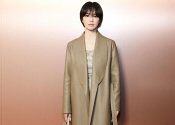 Song Hye Kyo បានបង្ហាញខ្លួនយ៉ាងស្រស់ស្អាតជាមួយម៉ូតសក់ខ្លី ក្នុងកម្មវិធីរបស់ Fendi