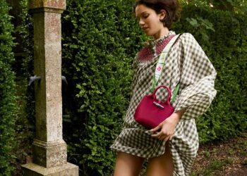 ស្រ្តី ស្ថិតក្នុងធម្មជាតិដ៏ស្រស់ត្រកាល៖ Collection Longchamp 2025