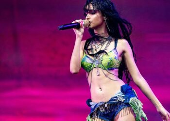 Tyla បានក្លាយខ្លួនជារូបតំណាង Britney Spears ជាមួយស្ទីល Y2K-Inspired “Coachella Weekend 2”