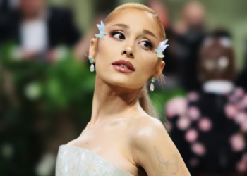 (Khmer) Swarovski ស្វាគមន៍ Ariana Grande ជាឯកអគ្គរដ្ឋទូតចុងក្រោយ