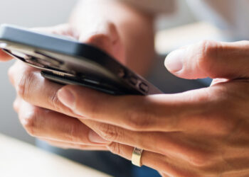 ផលប៉ះពាល់នៃការប្រើប្រាស់ទូរសព្ទដៃ (Smartphone)