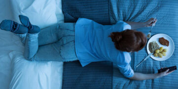 កុំទម្លាប់ញ៉ាំអាហារហើយភ្លាម គេងភ្លាម អាចបង្កគ្រោះថ្នាក់ដល់សុខភាព