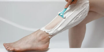 ធ្លាប់ឆ្ងល់ទេ ហេតុអ្វីក្រោយពេលកោររោមដៃ ឬជើងរួច កើតមានស្នាមកន្ទួលអុចខ្មៅតូចៗ (Strawberry Skin)?