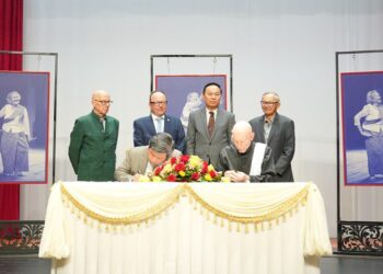 ពិធីប្រគល់ និងទទួលរូបថតវីរៈសិល្បករ ទេវនាដនិម្មិត “ឯម ធាយ”