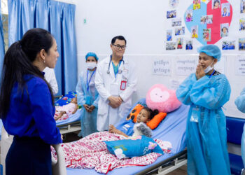 លោកជំទាវបណ្ឌិត ពេជ ចន្ទមុន្នី ហ៊ុនម៉ាណែត អញ្ជើញពិនិត្យវឌ្ឍនភាពគម្រោងវះកាត់បេះដូងកុមារ នៅមន្ទីរពេទ្យកុមារជាតិ